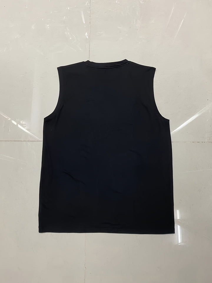 Mouwloze heren tanktop voor de zomer, lichtgewicht en ademend. Perfect voor casual warme dagen in wit of zwart.