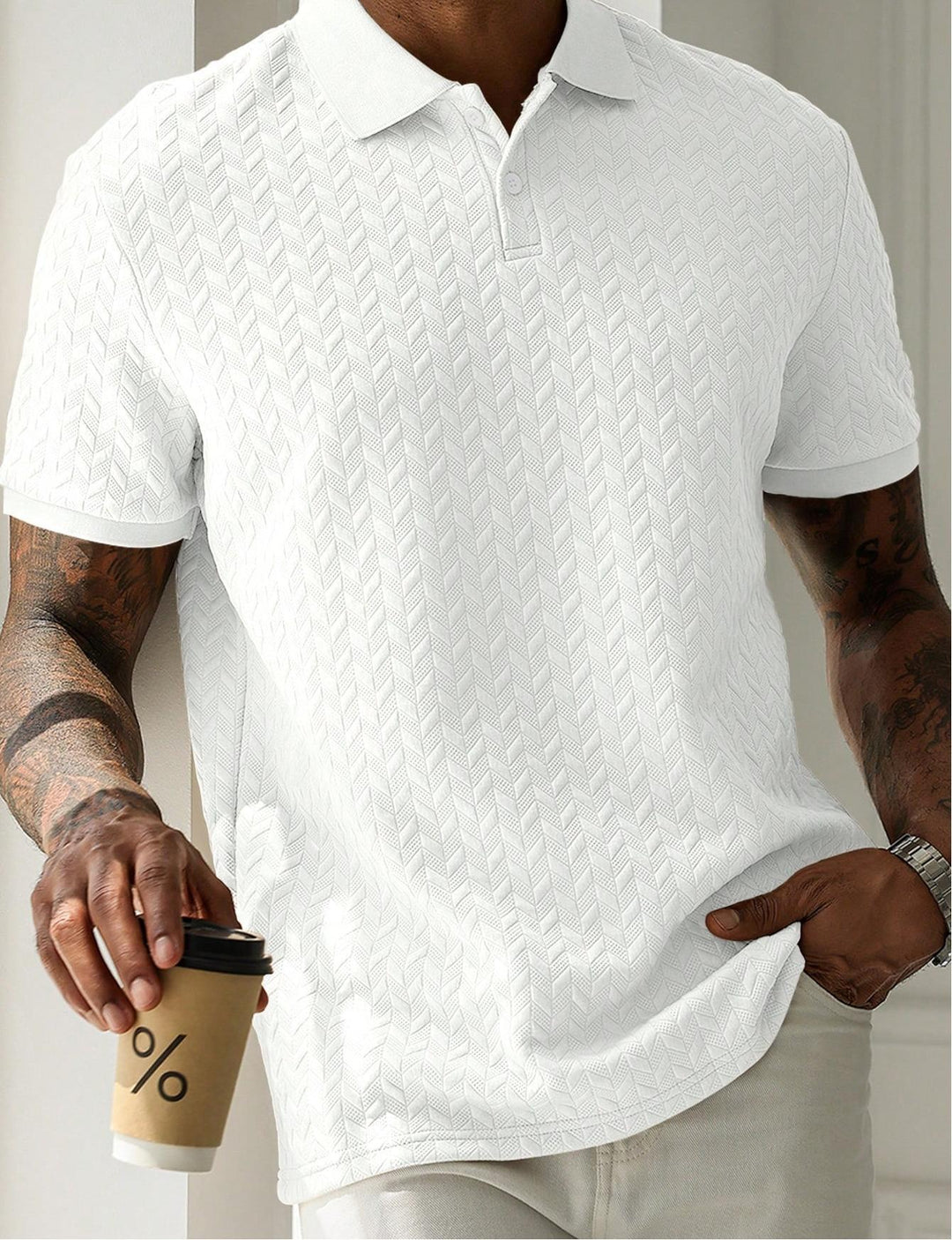 Wit heren poloshirt met korte mouw en textuur gedragen door model