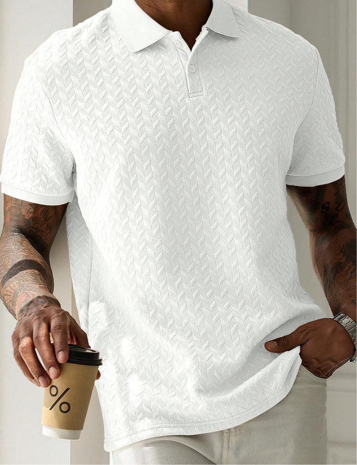 Wit heren poloshirt met korte mouw en textuur gedragen door model
