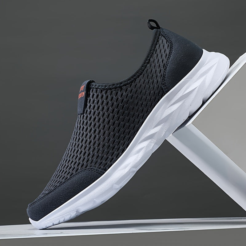 Moderne heren slip-on wandelschoenen, comfortabel en ondersteunend voor lange afstanden.