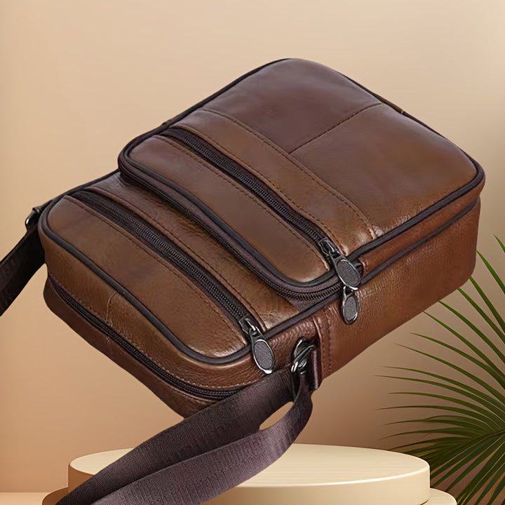 Elegante zwarte leren heren schoudertas, perfect als zakelijke tas met veel opbergruimte.