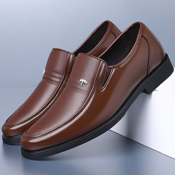 Stijlvolle bruine heren loafers, comfortabele slip-on schoenen, perfect voor casual of formele gelegenheden.