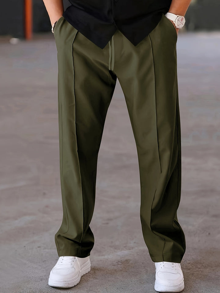 Groene herenbroek op model, toont veelzijdigheid voor dagelijks gebruik.