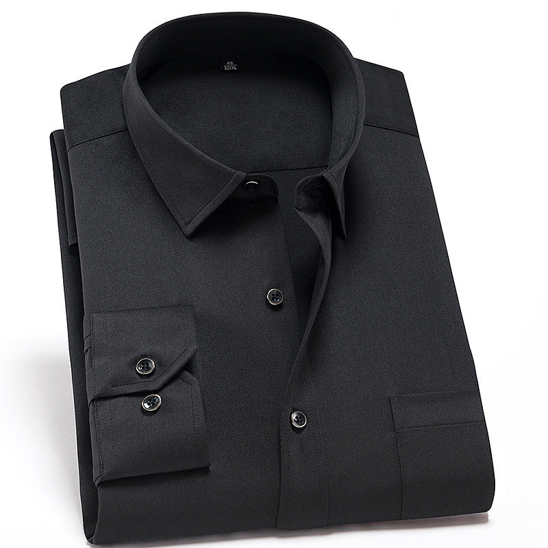 Stijlvol heren overhemd in effen kleur, gedragen door model. Perfect voor lente mode en zakelijke kleding.