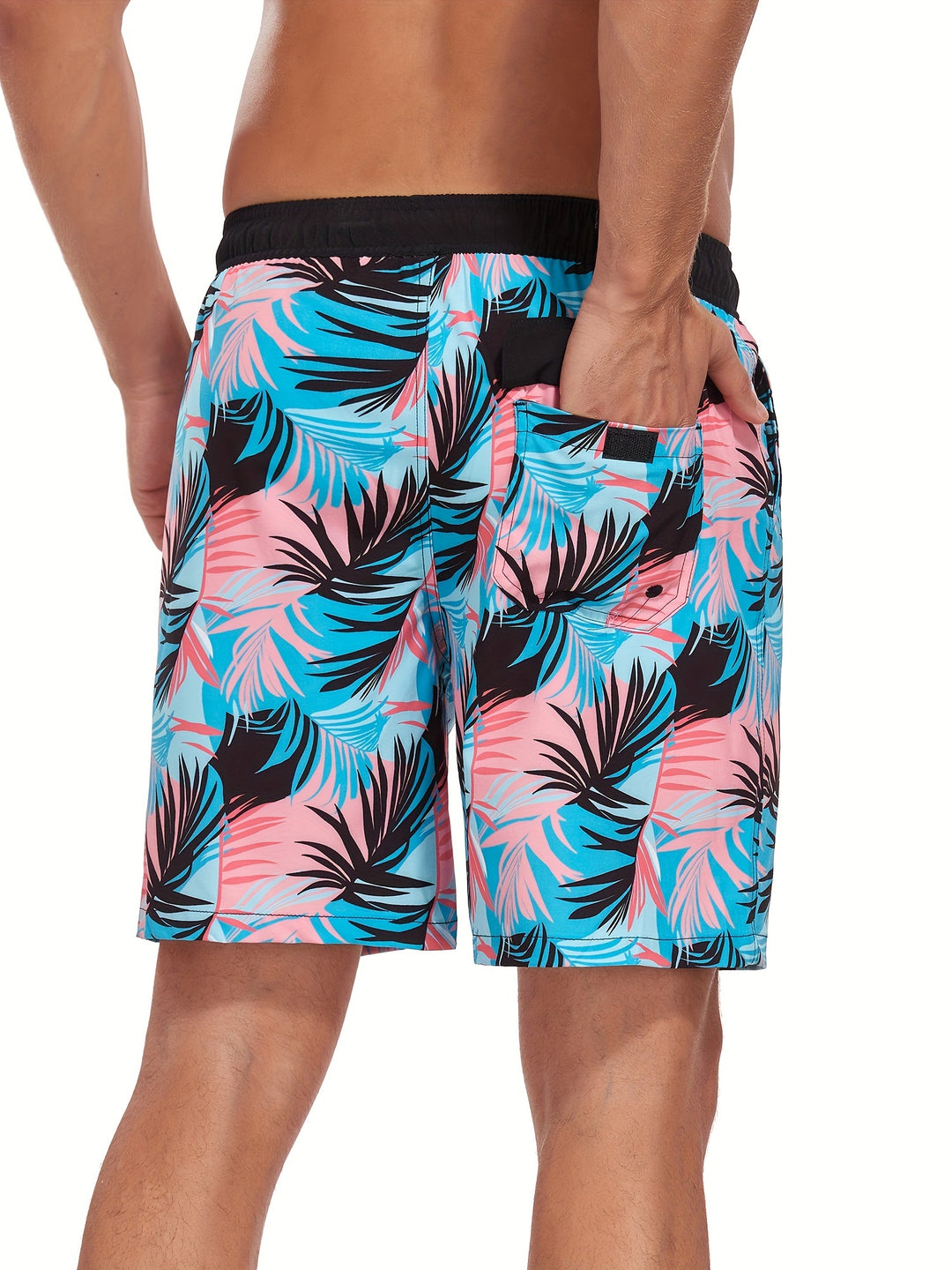 Heren zwemshort met Hawaiiaanse flamingoprint, samen met zonnebril en handdoek. Zomerse strandoutfit.