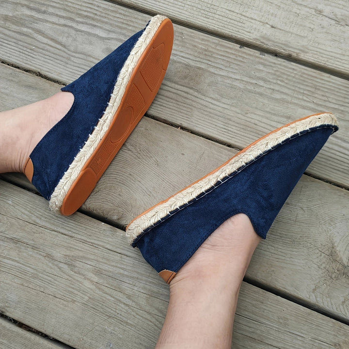 Close-up van de ademende stof van handgemaakte heren loafers in blauw.