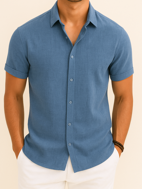 Man draagt een blauw heren overhemd met korte mouwen en knoopsluiting