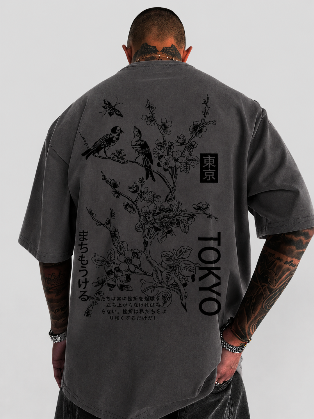 Heren T-shirt met tropische bloemen- en vogelprint, perfect voor zomerse dagen en strand.