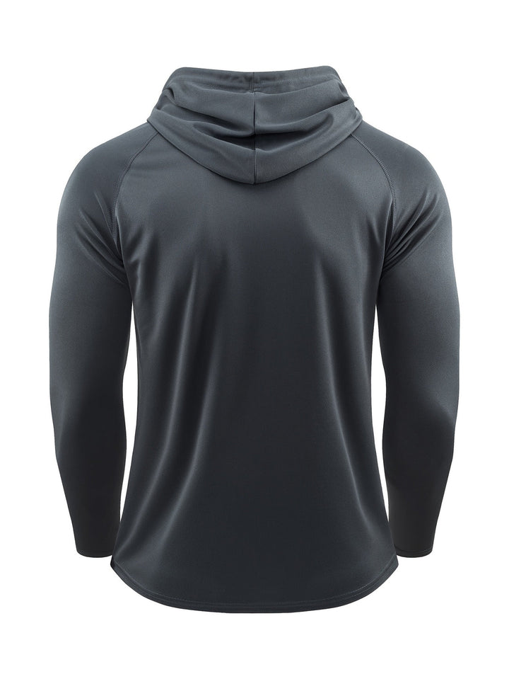 Actieve man draagt een sneldrogende heren hoodie tijdens het sporten buiten
