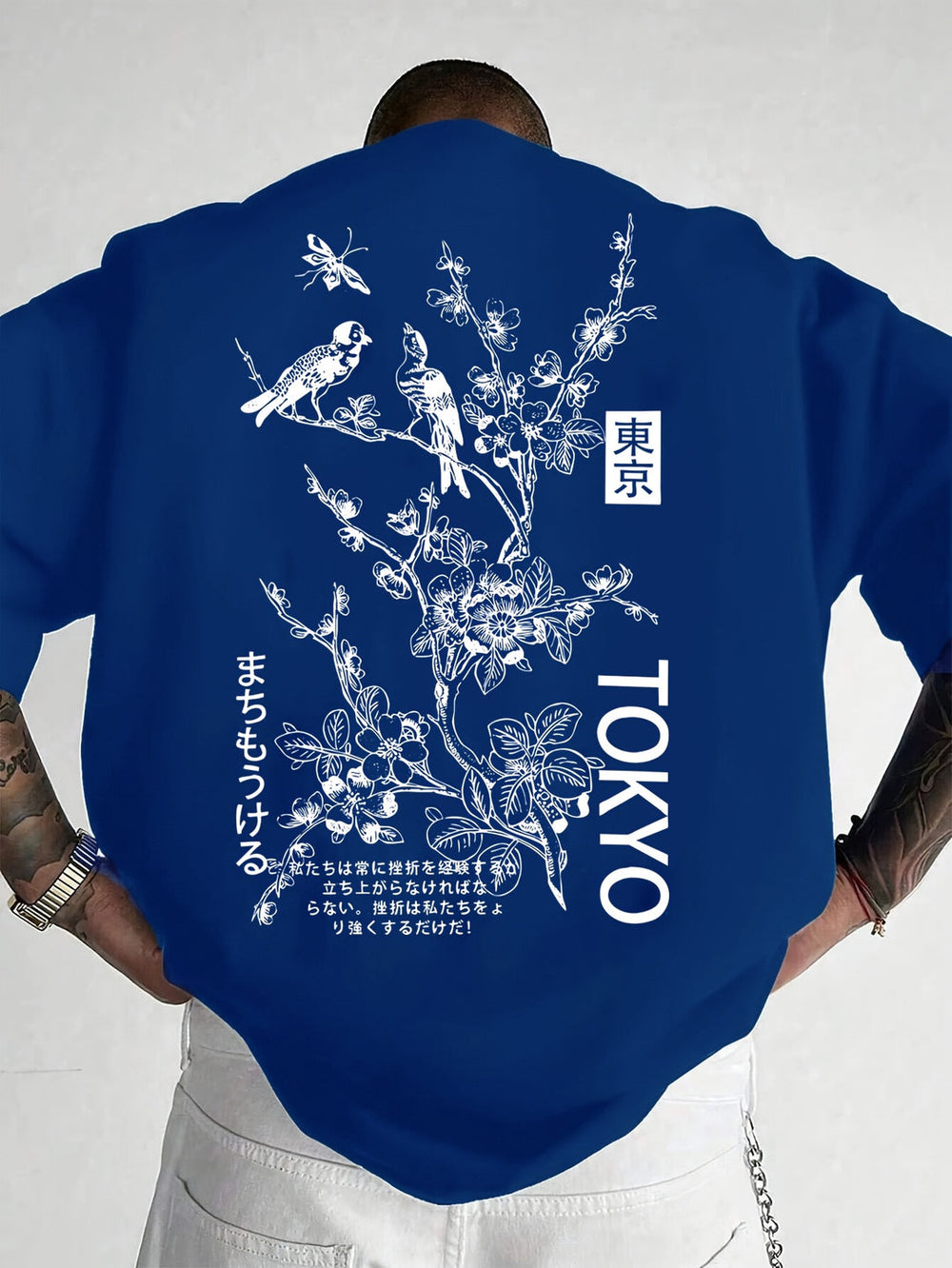 Trendy heren T-shirt met kleurrijke bloemen- en vogelprint, perfect voor een zomerse, casual look.
