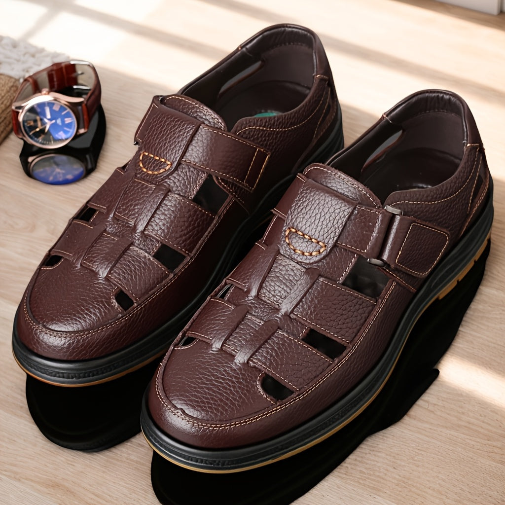 Stijlvolle bruine heren strandsandalen, comfortabel & ademend voor ontspannen zomerse dagen.