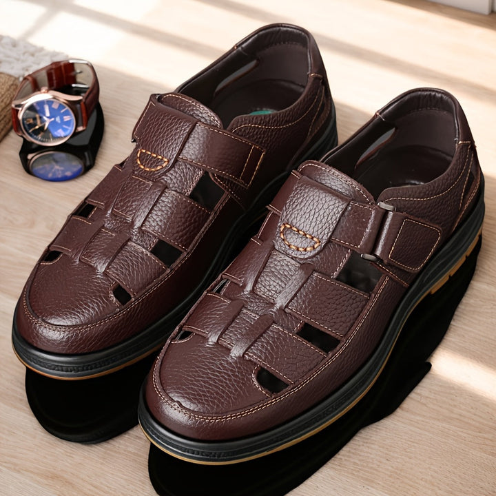 Stijlvolle bruine heren strandsandalen, comfortabel & ademend voor ontspannen zomerse dagen.