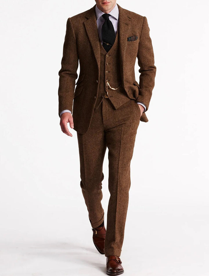 Stijlvol bruin driedelig herenkostuum met colbert, gilet en broek
