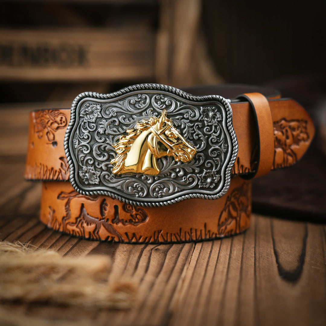 Stijlvolle heren western riem gecombineerd met jeans, ideaal voor een casual, trendy look.