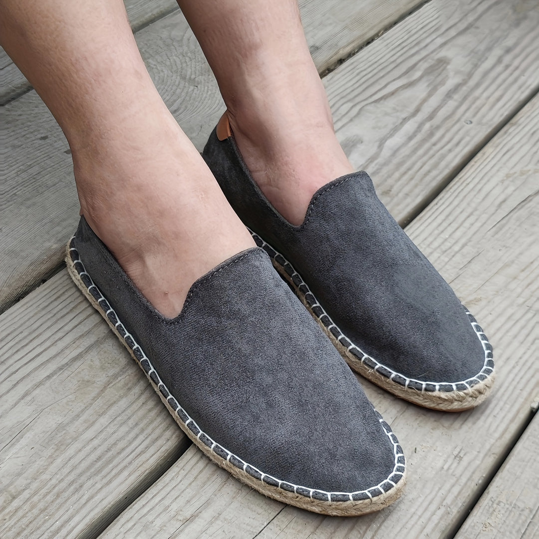 Zijaanzicht van comfortabele grijze slip-on heren loafers, ademend en handgemaakt.