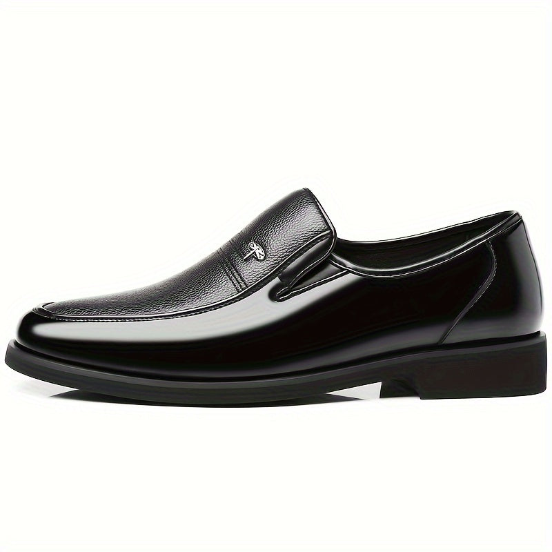 Moderne heren loafers; zwarte, stijlvolle slip-on schoenen die comfort en een hedendaagse elegantie uitstralen.