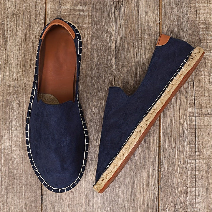 Ademende handgemaakte heren loafers, comfortabele slip-on zomerschoenen in blauw.