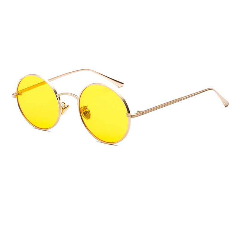 Man draagt klassieke ronde heren zonnebril, vintage stijl, UV400 bescherming, retro accessoire.
