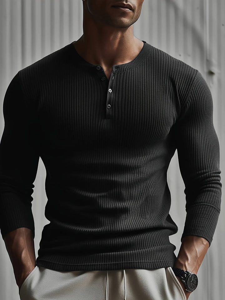 Mannelijk model in een zwart slim fit ribbel shirt, perfect voor een sportieve of casual look.