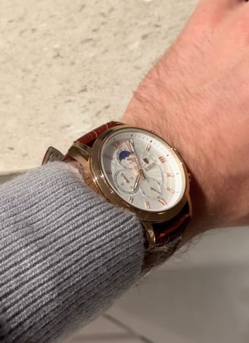 Klassiek heren horloge als modieus accessoire in geschenkverpakking
