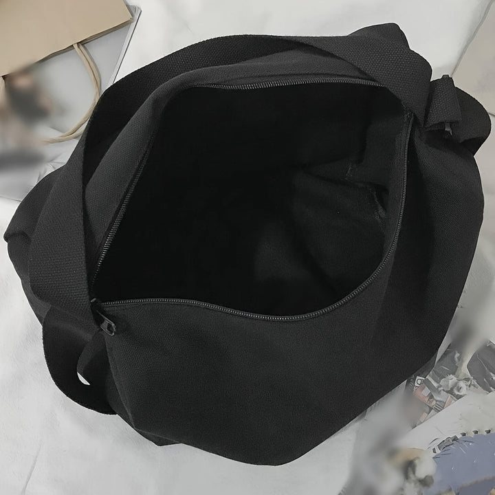 Stijlvolle zwarte slingbag voor heren getoond vanuit een handige hoek voor dagelijks gebruik