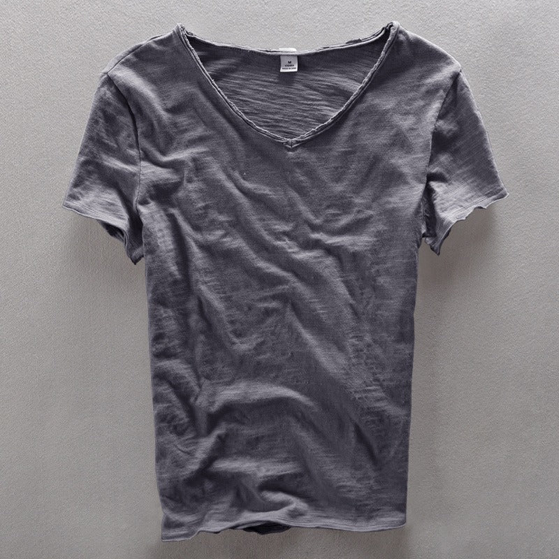 Een man draagt het blauwe heren V-hals T-shirt, toont de regular fit en bewegingsvrijheid.