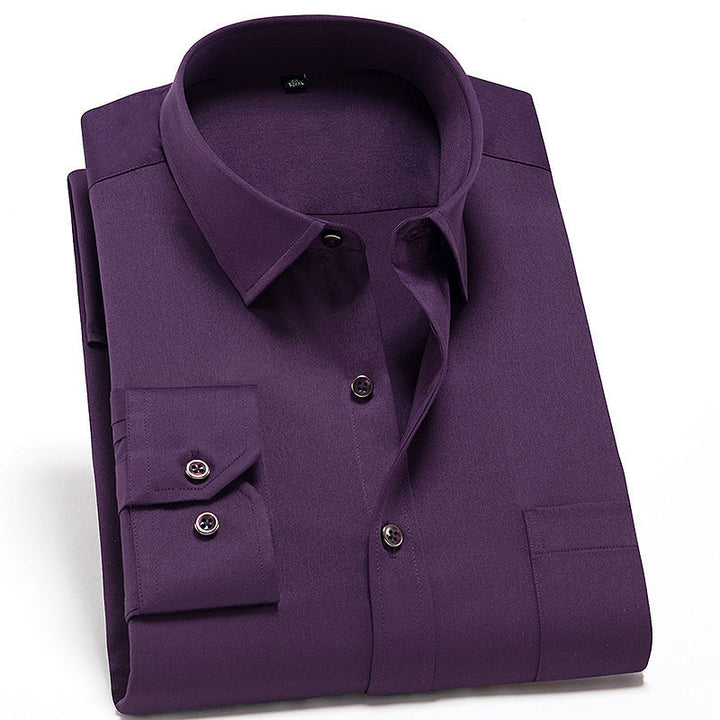 Opgevouwen klassiek heren overhemd in effen kleur, met lange mouwen, klaar voor elegante herenmode.