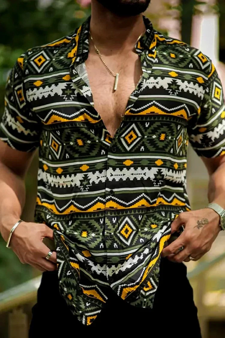 Casual heren overhemd met unieke boho print, campkraag en relaxte pasvorm. Perfect voor zomer festivals en strand.