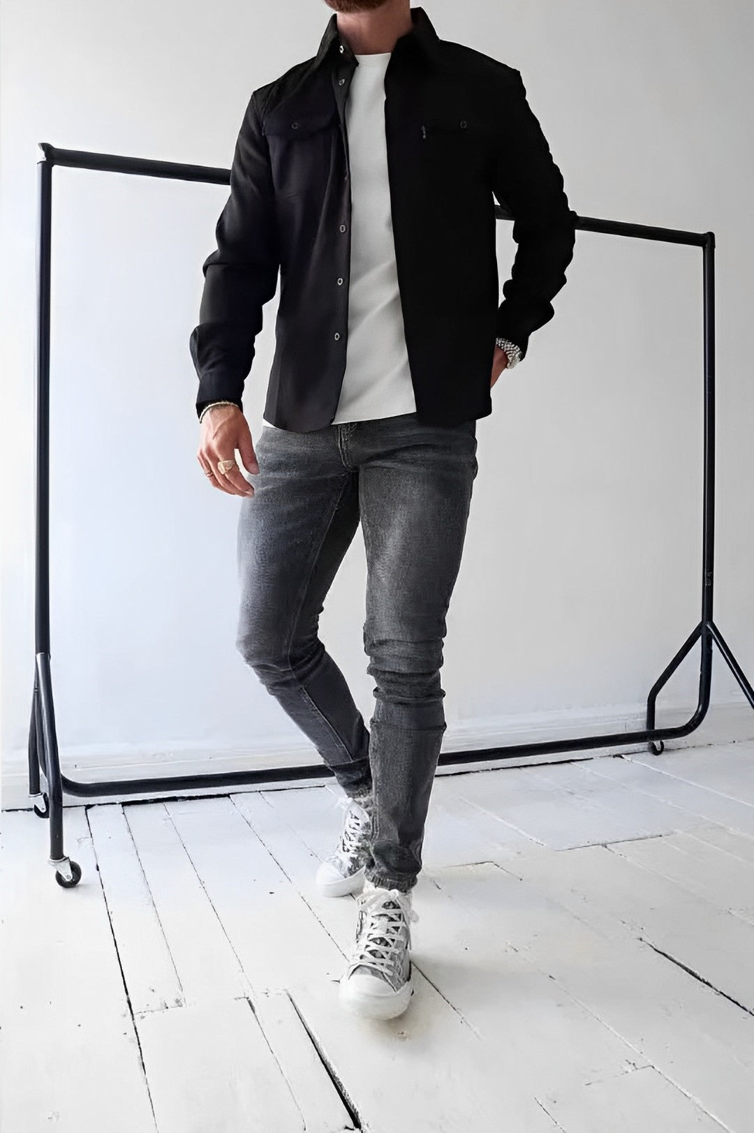 Man draagt comfortabel heren casual overhemd met lange mouw voor een ontspannen dag.