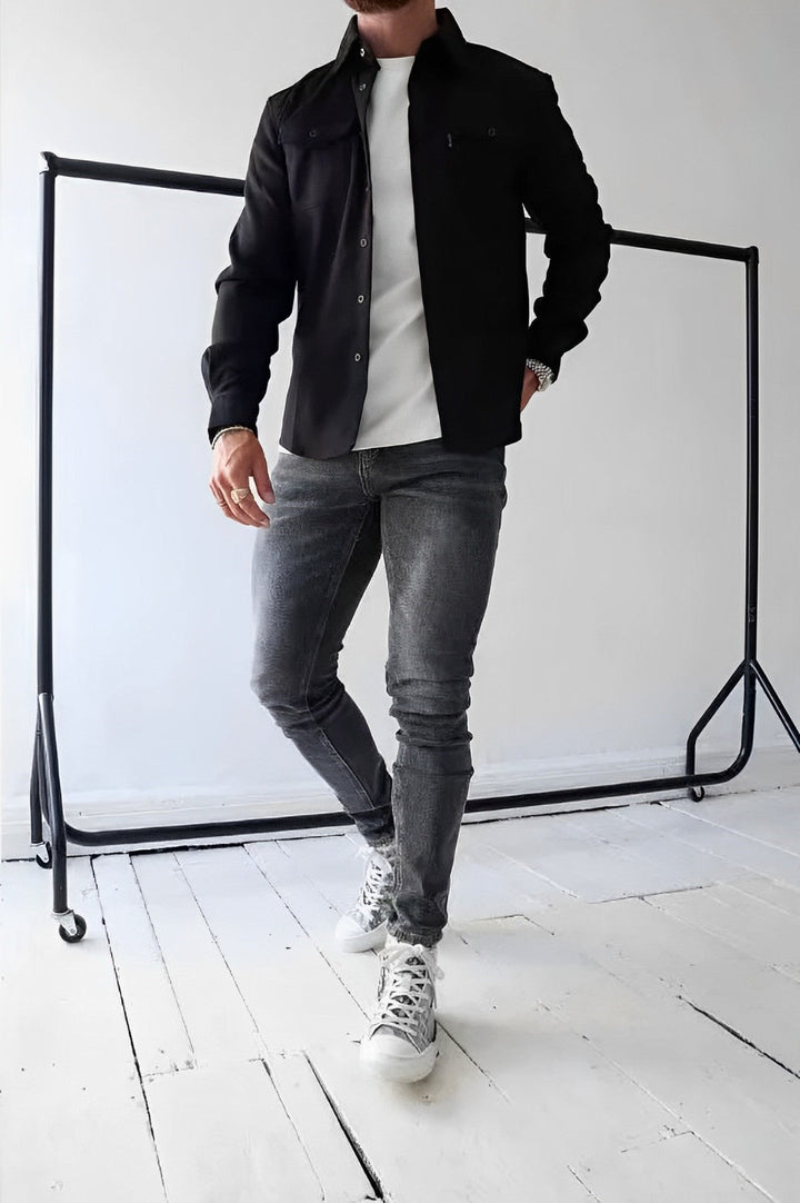 Man draagt comfortabel heren casual overhemd met lange mouw voor een ontspannen dag.