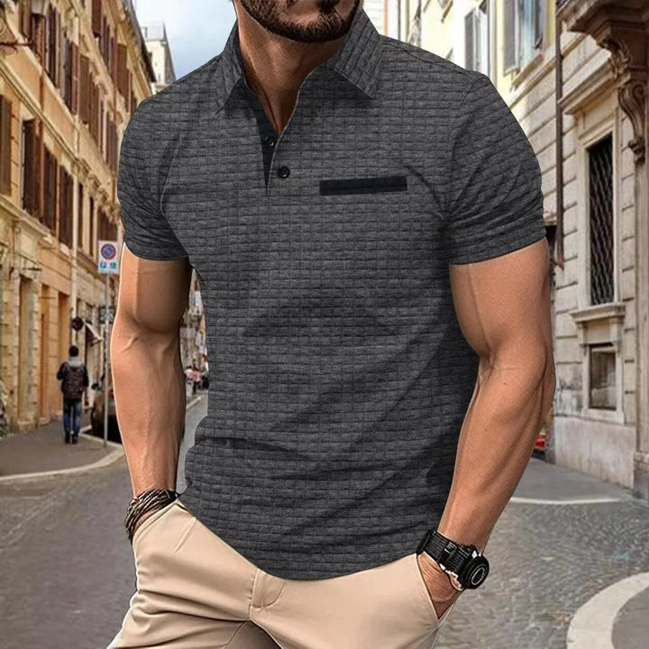 "Geblokte herenpolo met klassieke stijl en comfort, ideaal voor kantoor of casual gebruik. Hoogwaardige, ademende stof."