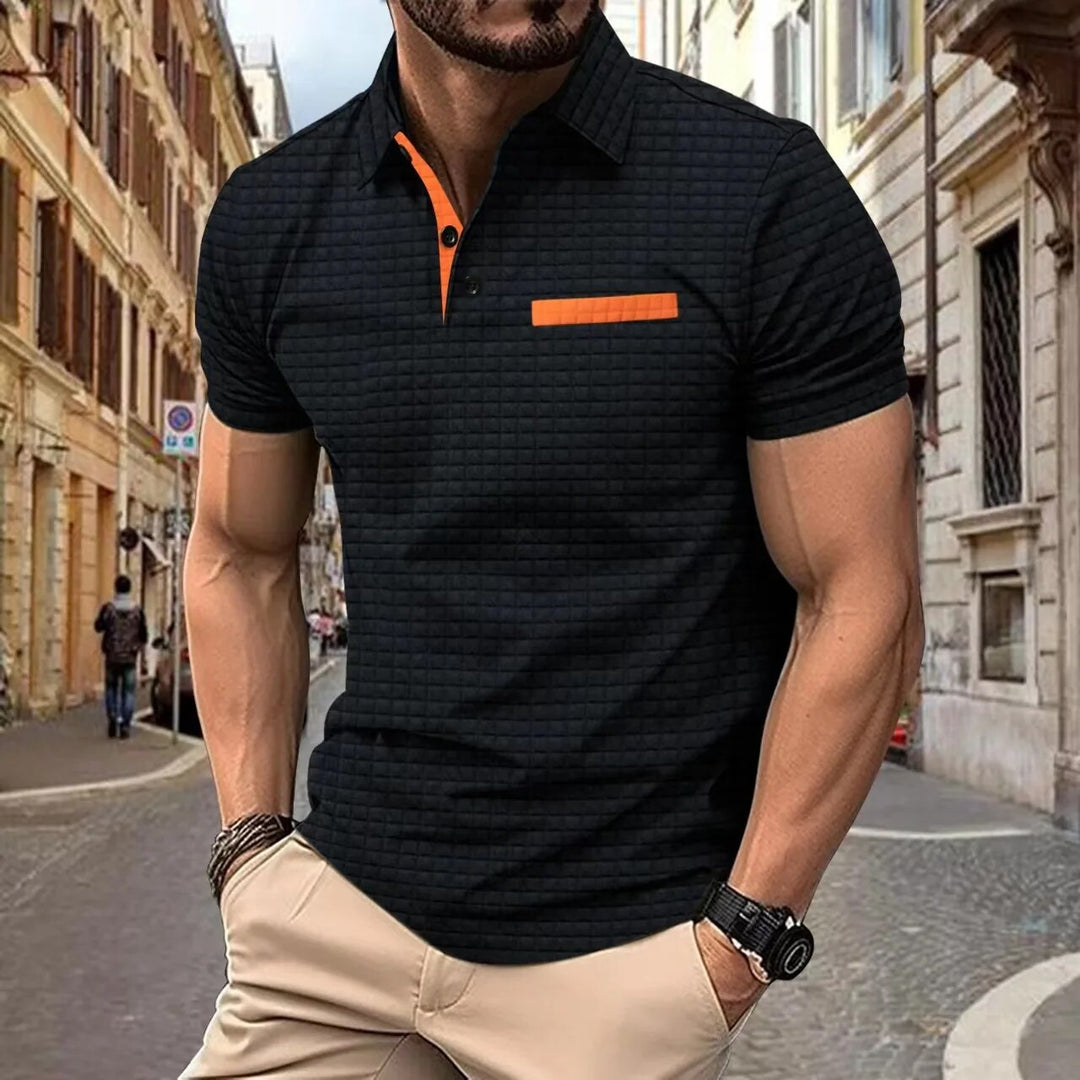 "Geblokte herenpolo met klassieke stijl en comfort, ideaal voor kantoor of casual gebruik. Hoogwaardige, ademende stof."