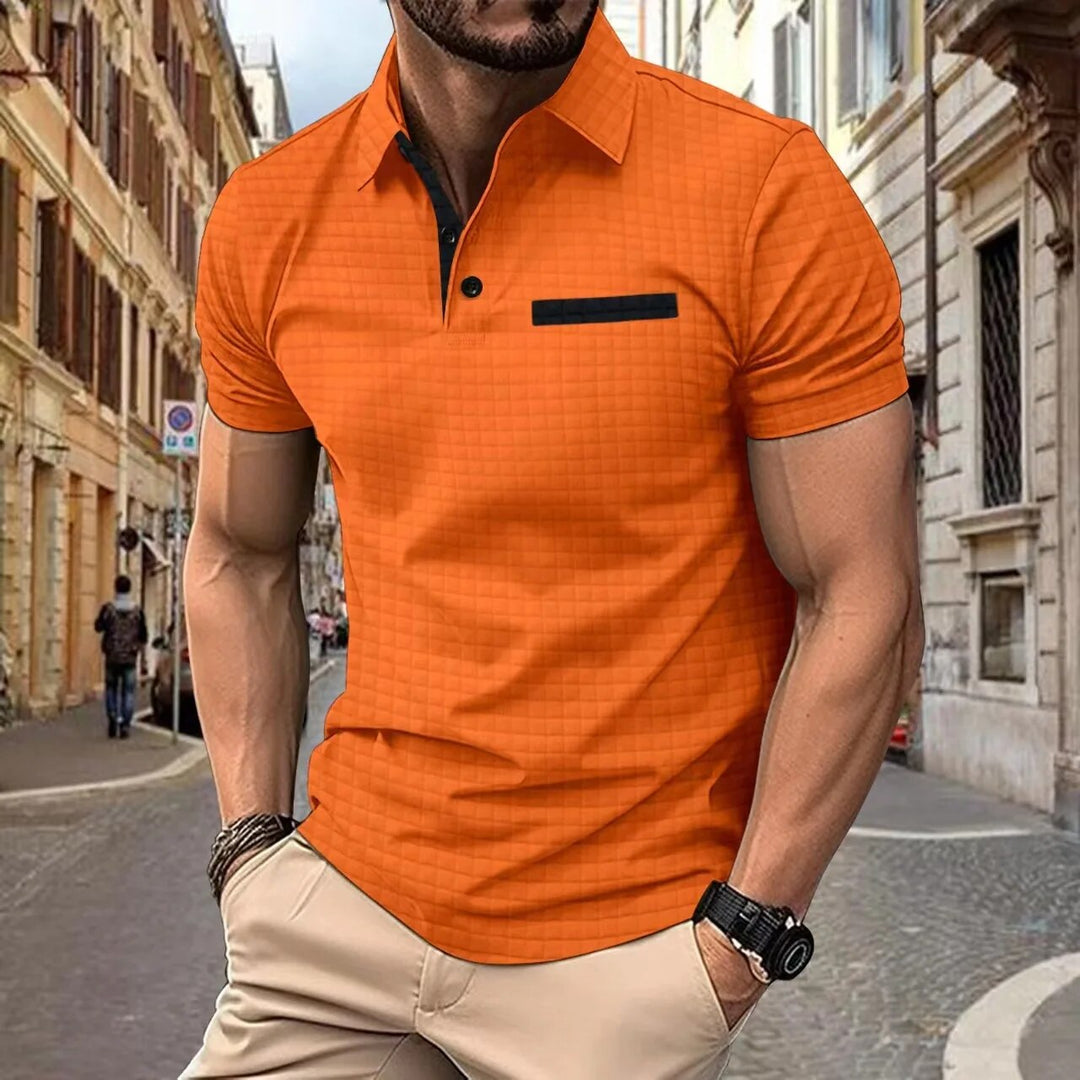"Geblokte herenpolo met klassieke stijl en comfort, ideaal voor kantoor of casual gebruik. Hoogwaardige, ademende stof."