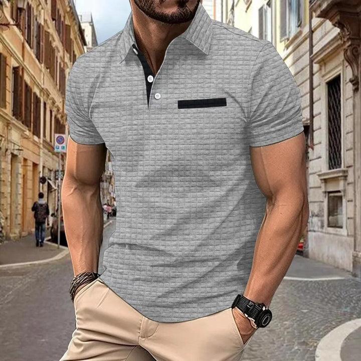 "Geblokte herenpolo met klassieke stijl en comfort, ideaal voor kantoor of casual gebruik. Hoogwaardige, ademende stof."