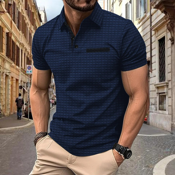 "Geblokte herenpolo met klassieke stijl en comfort, ideaal voor kantoor of casual gebruik. Hoogwaardige, ademende stof."