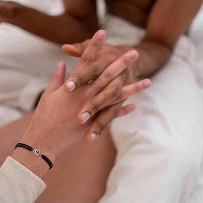 "Gepersonaliseerde foto projectie armband in zwart, unieke sieraden met verstelbaar ontwerp voor persoonlijke herinneringen."