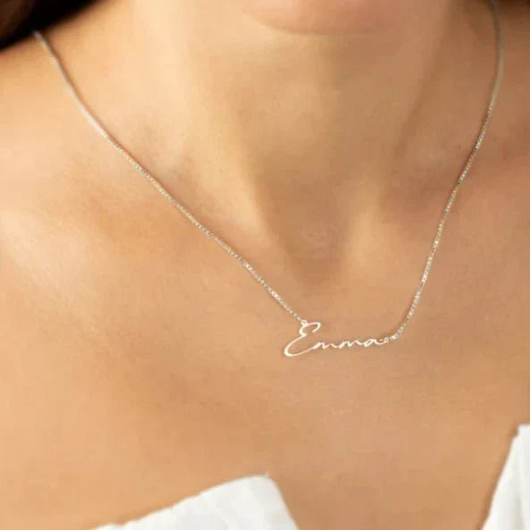 "Gepersonaliseerde handgeschreven naamketting in goud of zilver, sierlijk design, perfect cadeau voor elke gelegenheid."
