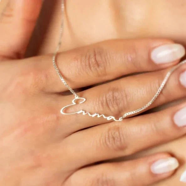 "Gepersonaliseerde handgeschreven naamketting in goud of zilver, sierlijk design, perfect cadeau voor elke gelegenheid."