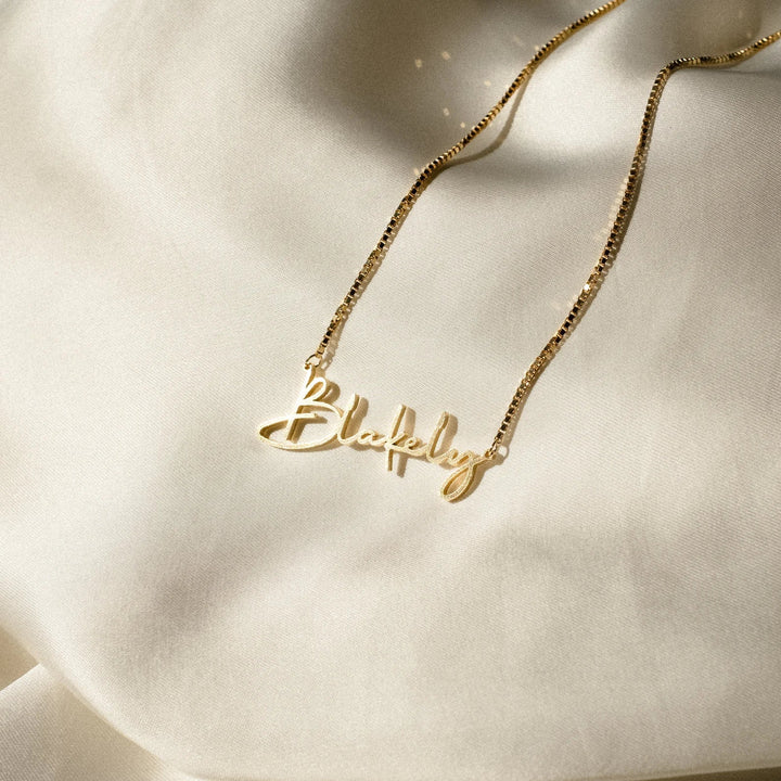 "Gepersonaliseerde handgeschreven naamketting in goud of zilver, sierlijk design, perfect cadeau voor elke gelegenheid."
