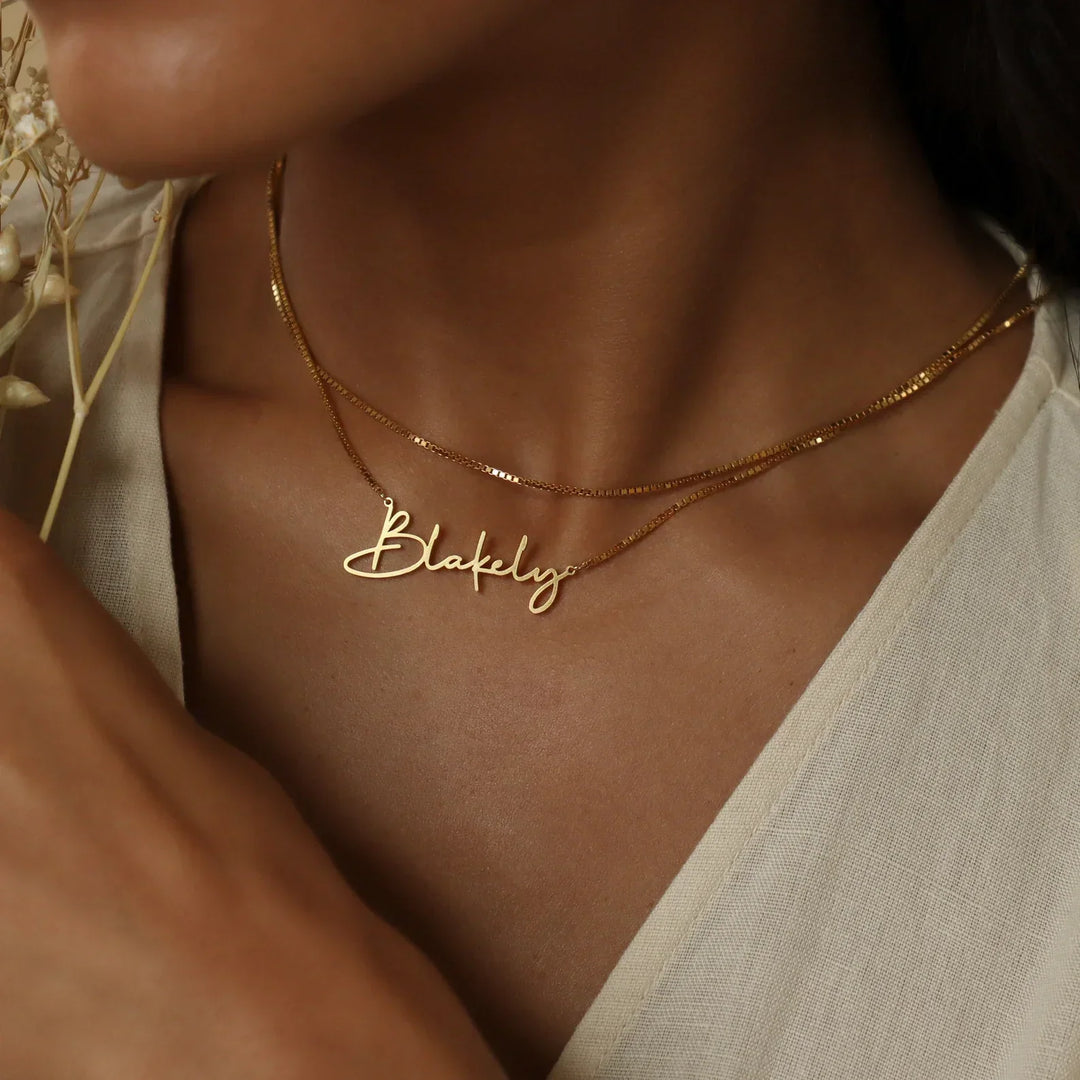 "Gepersonaliseerde handgeschreven naamketting in goud of zilver, sierlijk design, perfect cadeau voor elke gelegenheid."