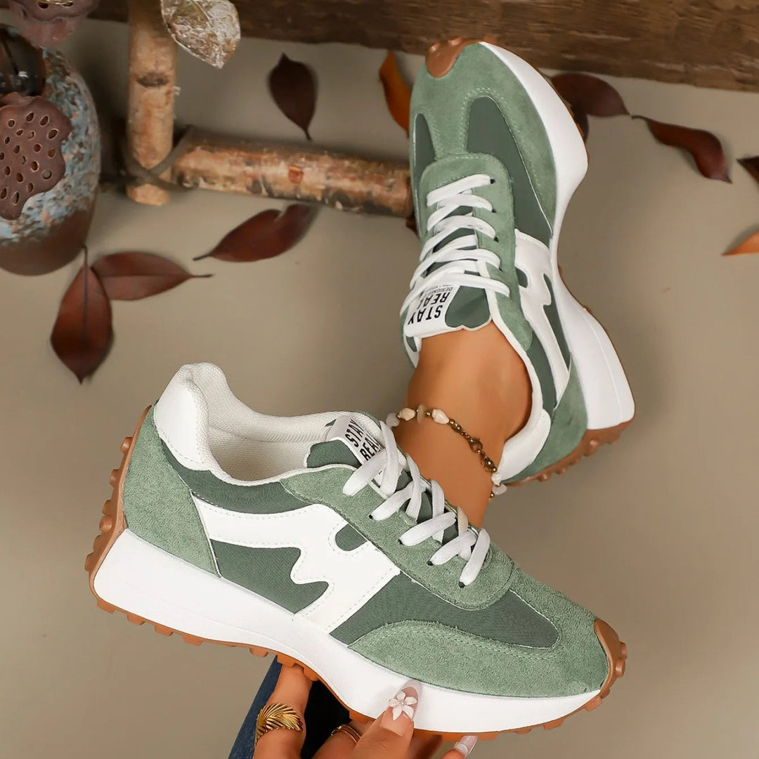 Modieuze gestreepte platform sneakers voor dames, perfect voor een stijlvolle outfit.