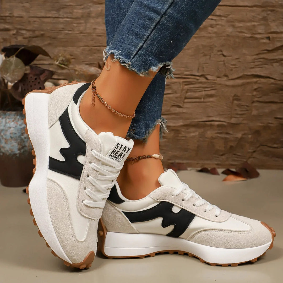 Witte dames platform sneakers met zwarte strepen, sportief en trendy.