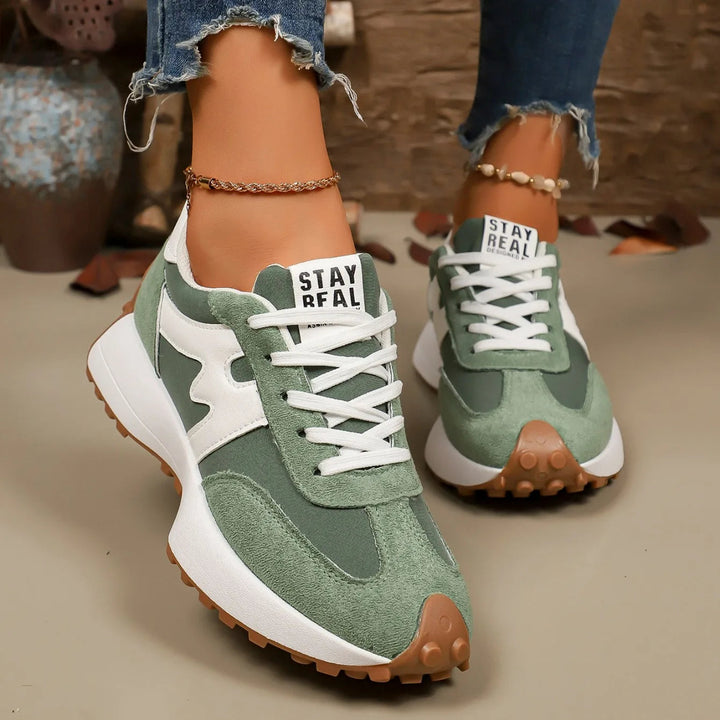 Hoge dames platform sneakers met trendy streepdessin voor extra lengte en stijl.