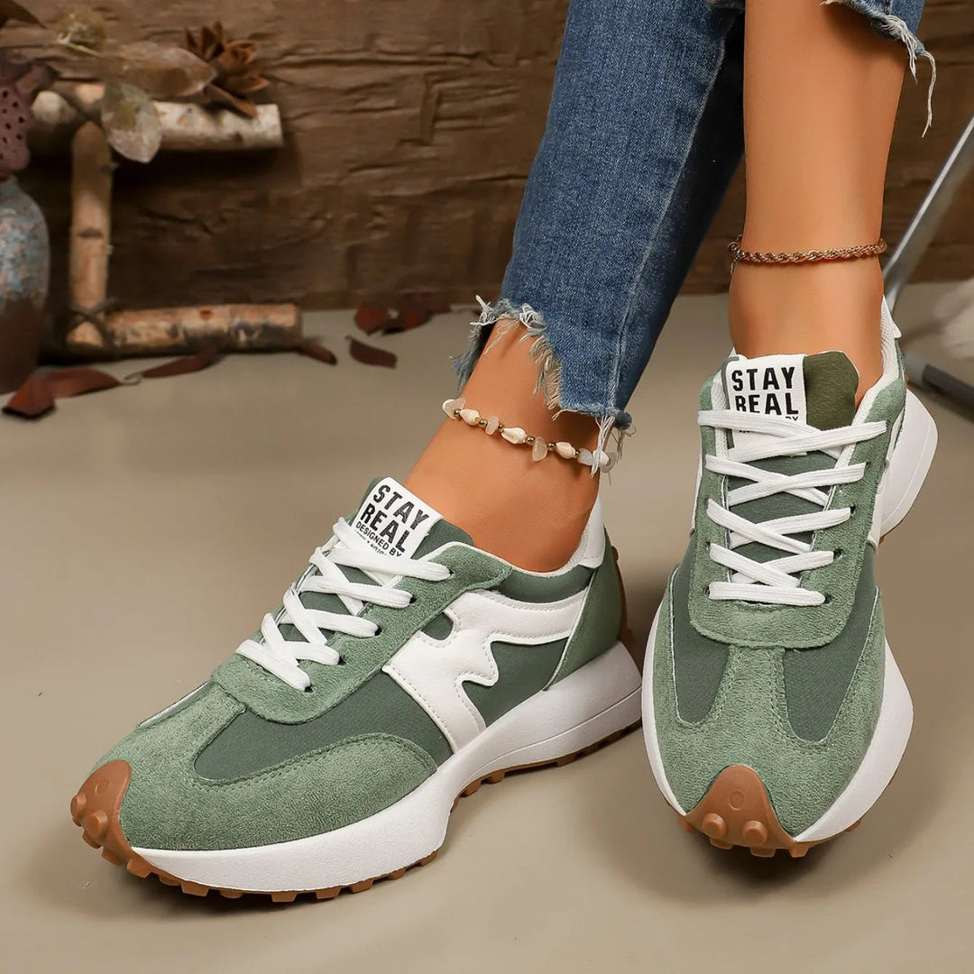 Gestreepte dames sneakers met comfortabele platformzool, casual en hip.