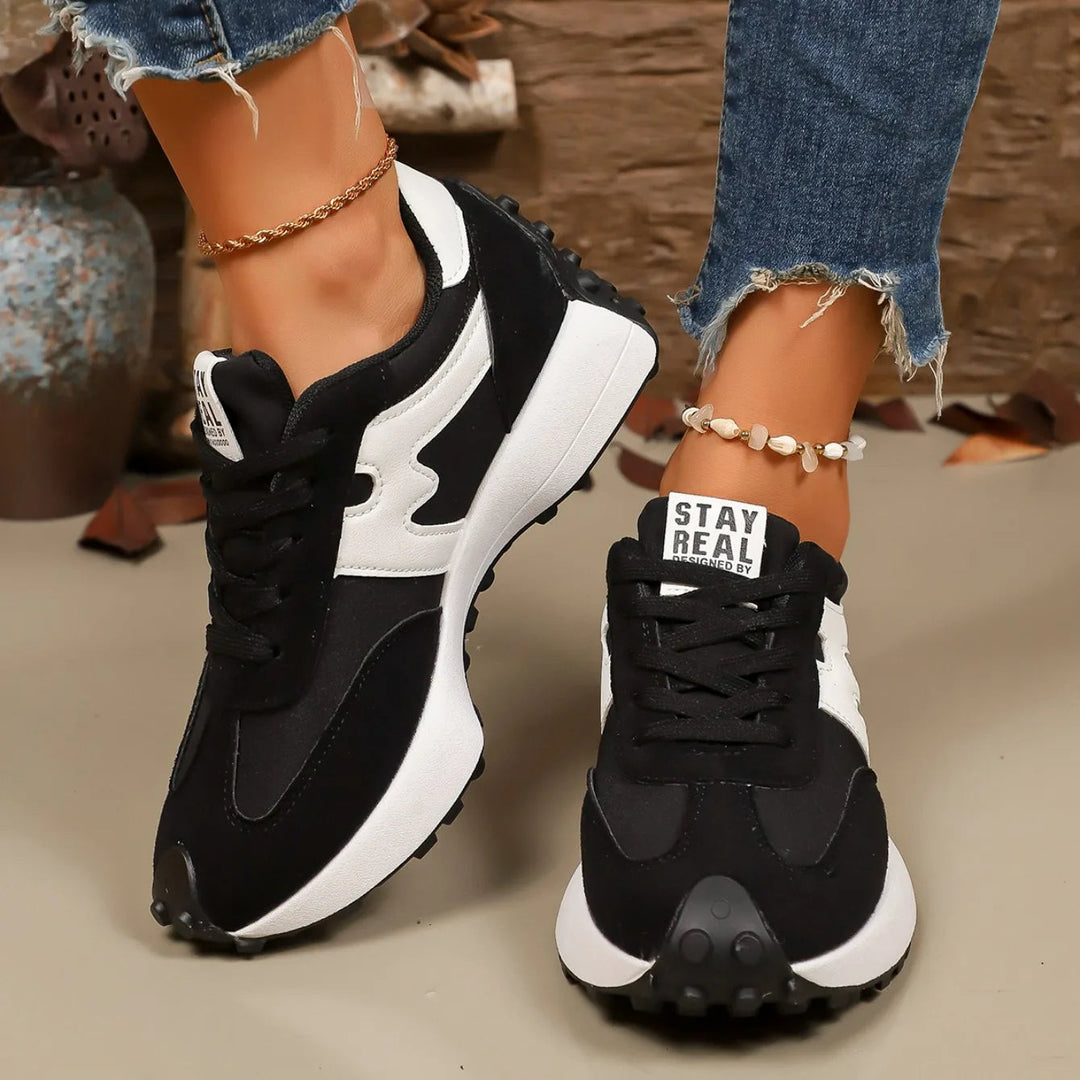 Witte, groene en zwarte gestreepte platform sneakers voor dames, sportief-chic.