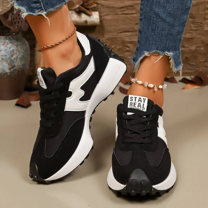 Witte, groene en zwarte gestreepte platform sneakers voor dames, sportief-chic.