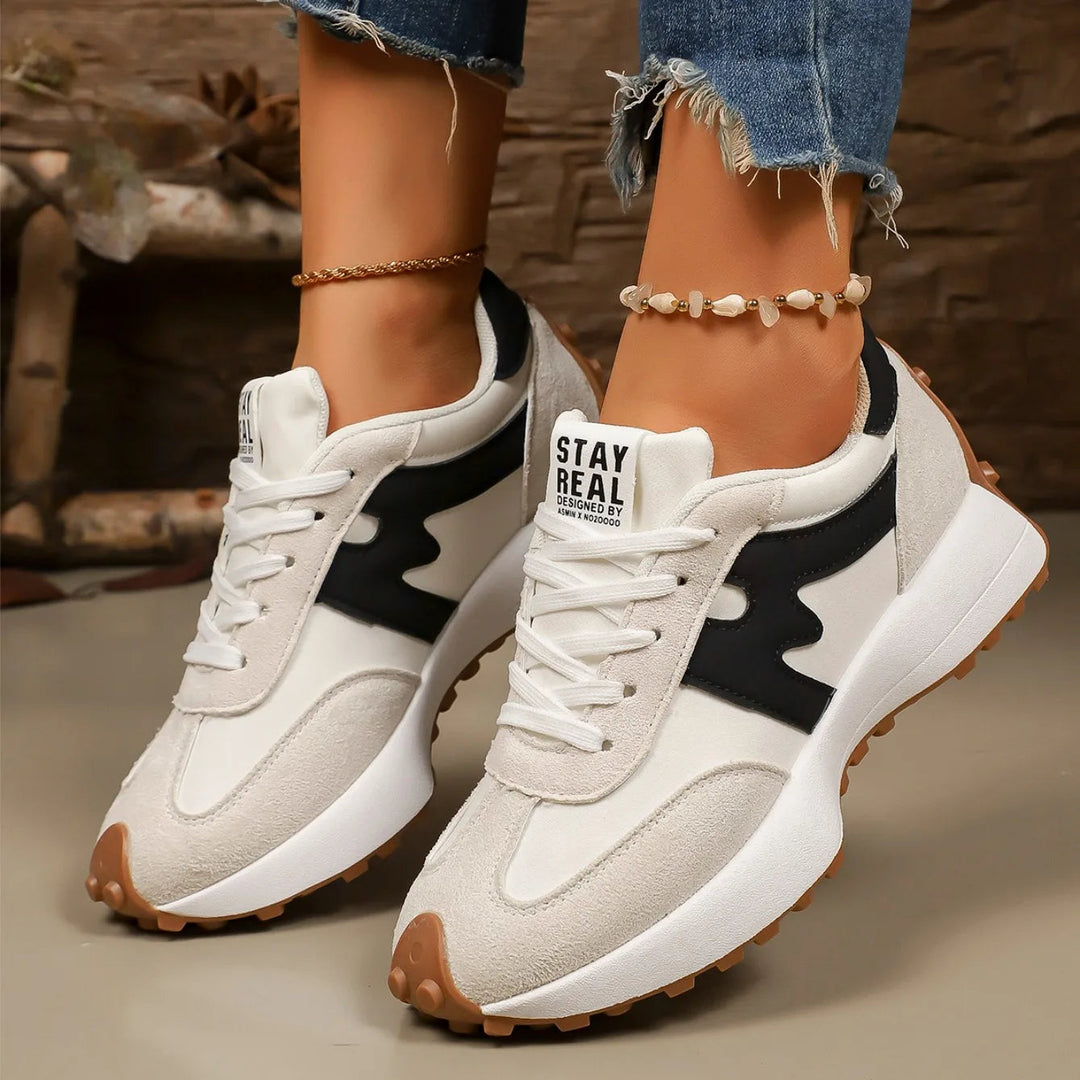 Zwarte dames platform sneakers met witte strepen, veelzijdig en chique.