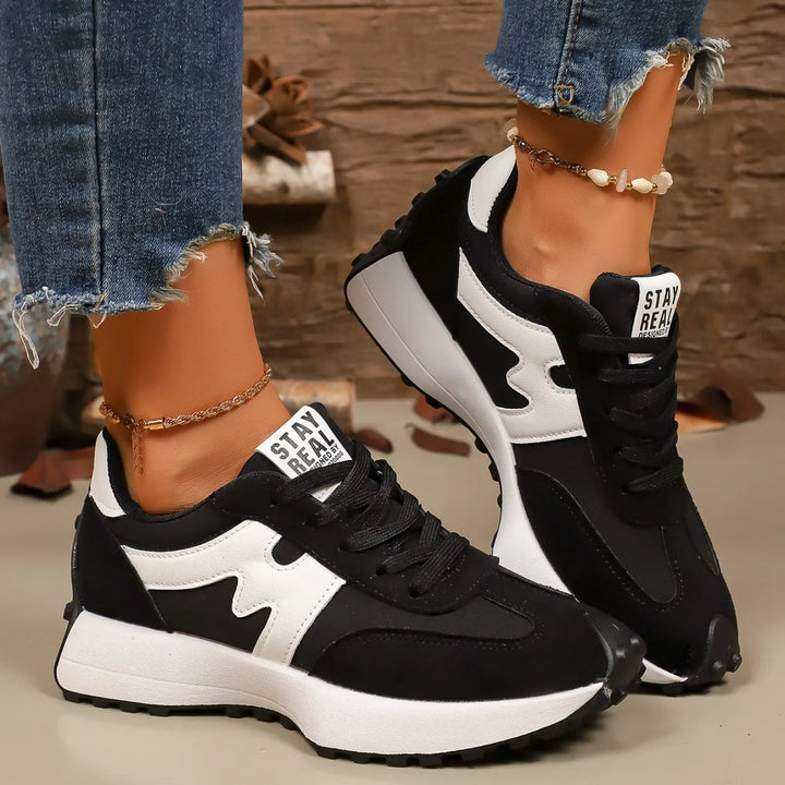 Trendy gestreepte platform sneakers voor dames, geschikt voor diverse casual outfits.