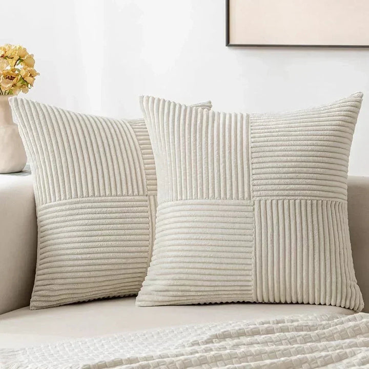 Gezellige ribfluwelen kussenhoezen als set, zorgen voor zacht comfort en stijlvolle decoratie in huis.