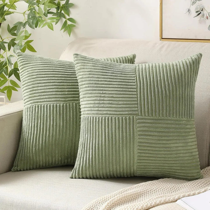 Zachte ribfluwelen kussenhoes in een sfeervolle woonkamer, perfect voor interieur decoratie en comfort.